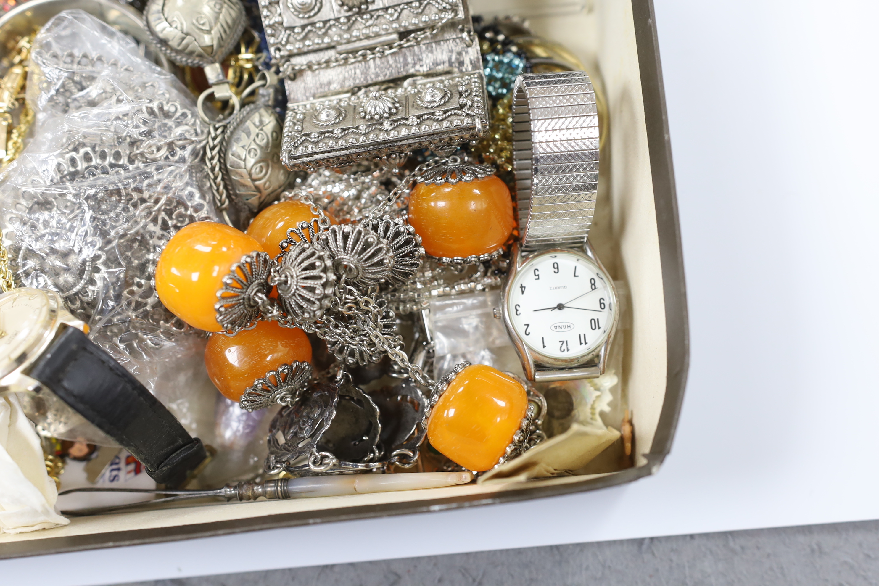 A quantity of assorted costume jewellery, including an Italian 900 standard gilt white metal filigree and cameo shell set bracelet, etc.